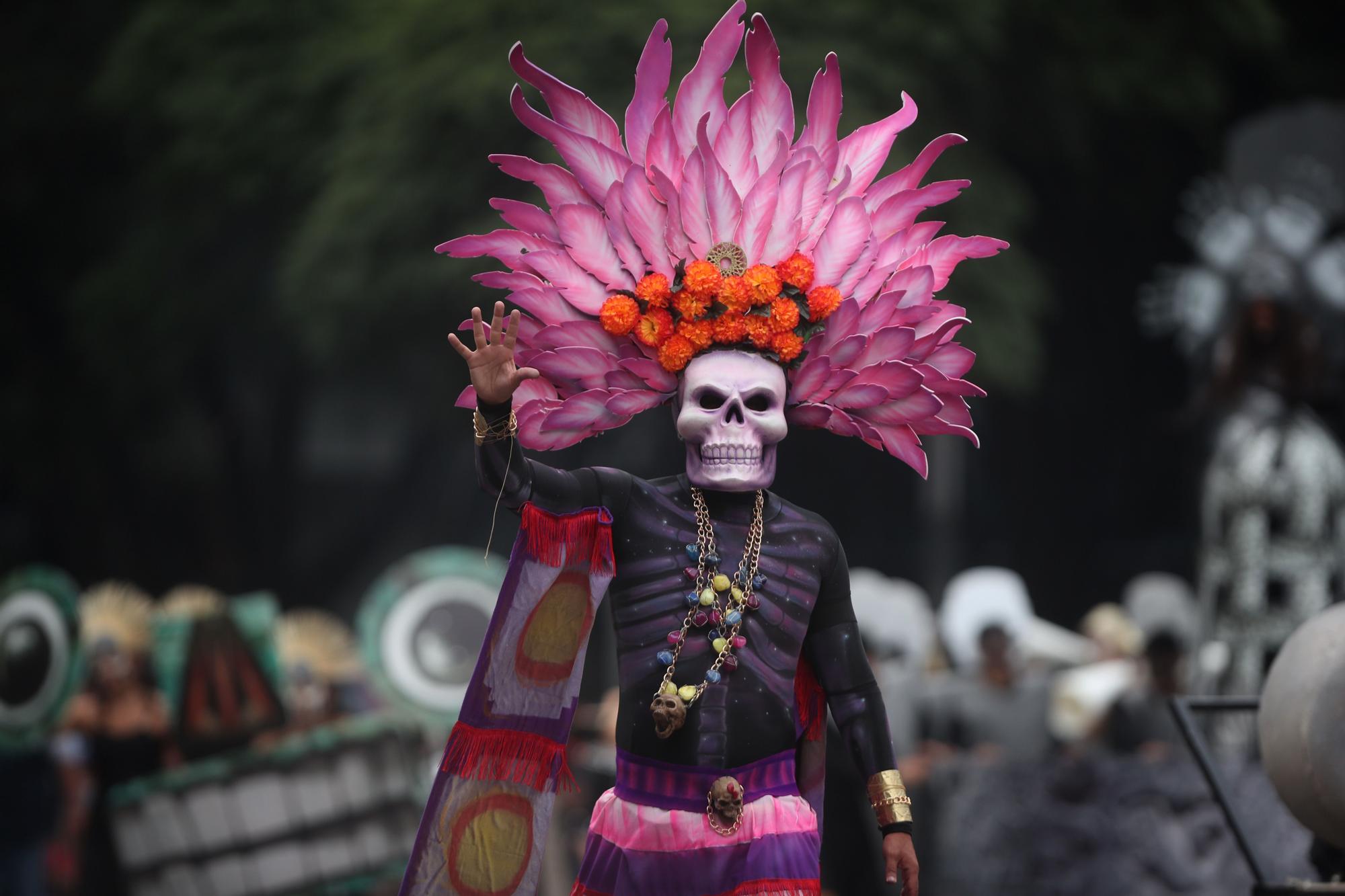 Desfilan previo al Día de Muertos en Ciudad de México