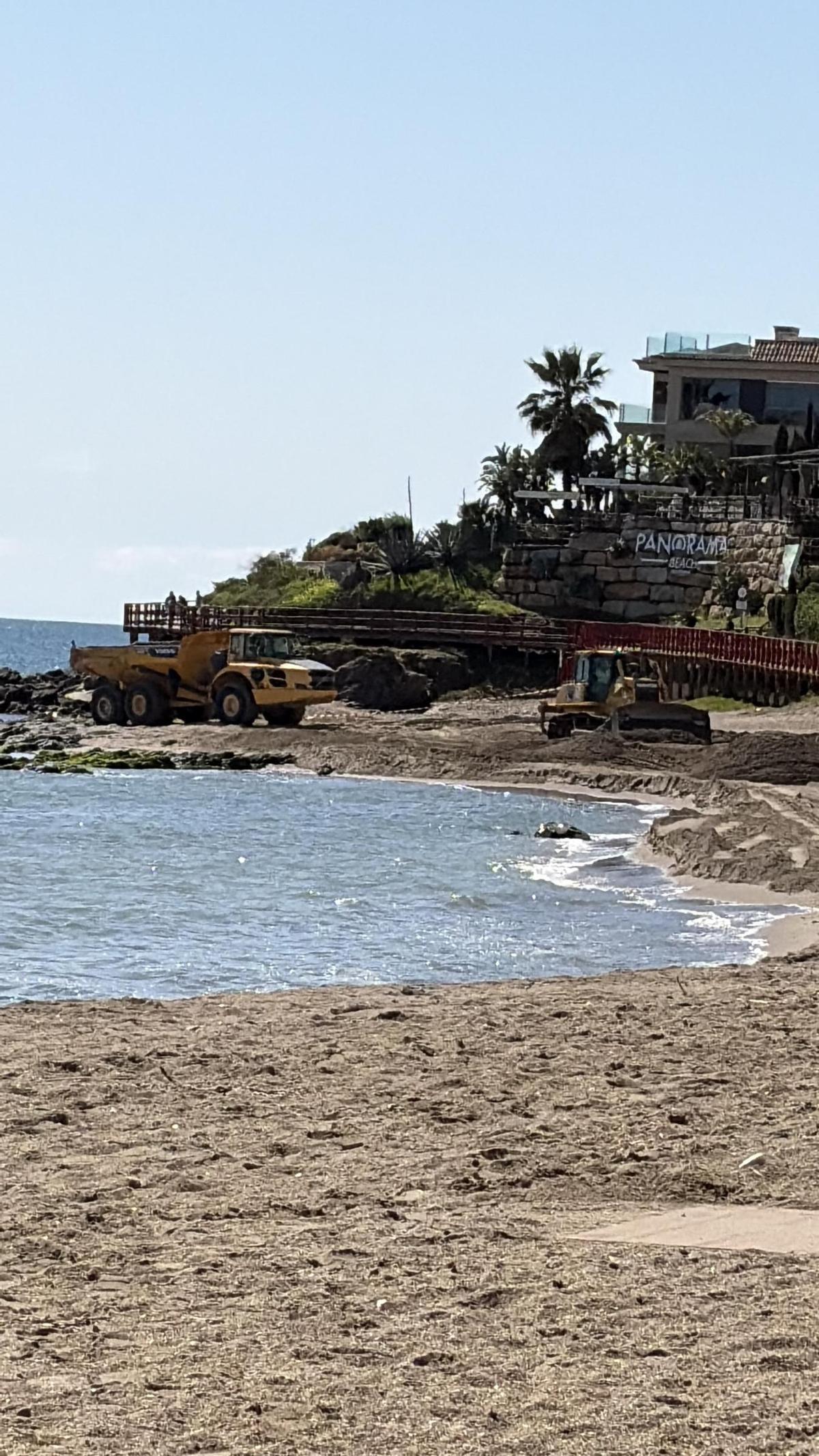 El Ayuntamiento de Mijas está aportando 14.000 m3 de arena para regenerar sus playas.