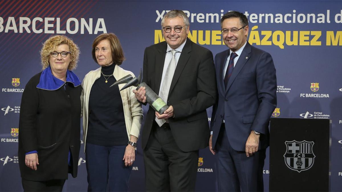 Michael Robinson recibió el premio de manos de Neus Bonet, Anna Sallés y Josep Maria Bartomeu