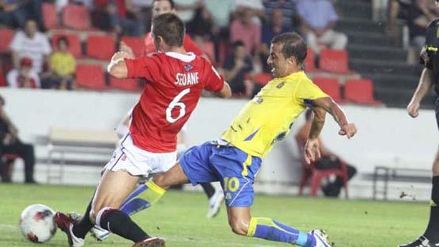 David González mete la pierna para robar un balón en el centro del campo, en pugna con Seoane, en el partido de ayer ante el Nástic. i LOF