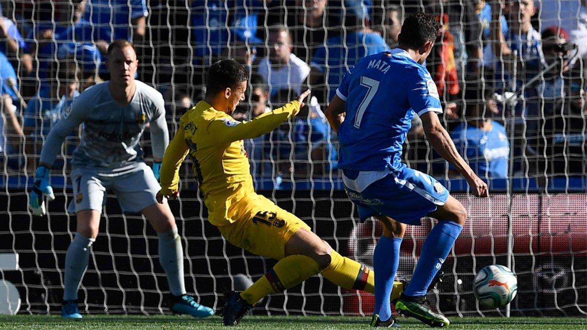 Lenglet, en una acción ante el Getafe