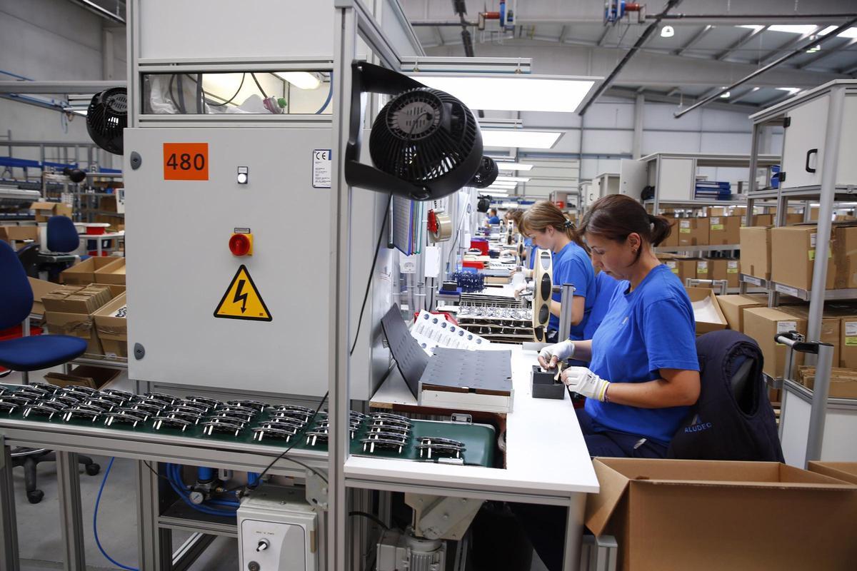 Operarias en la factoría de Aludec en Ponte Caldelas.