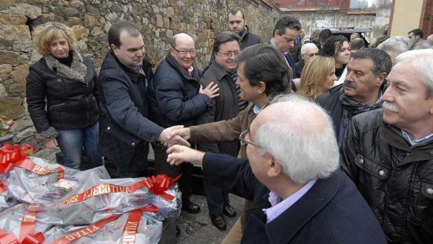 Javier Fernández saluda a José Luis Alperi junto a Álvarez Areces, Braga, Dosantos, Deusa y González en el homenaje a Manuel Llaneza en el cementerio de Mieres.