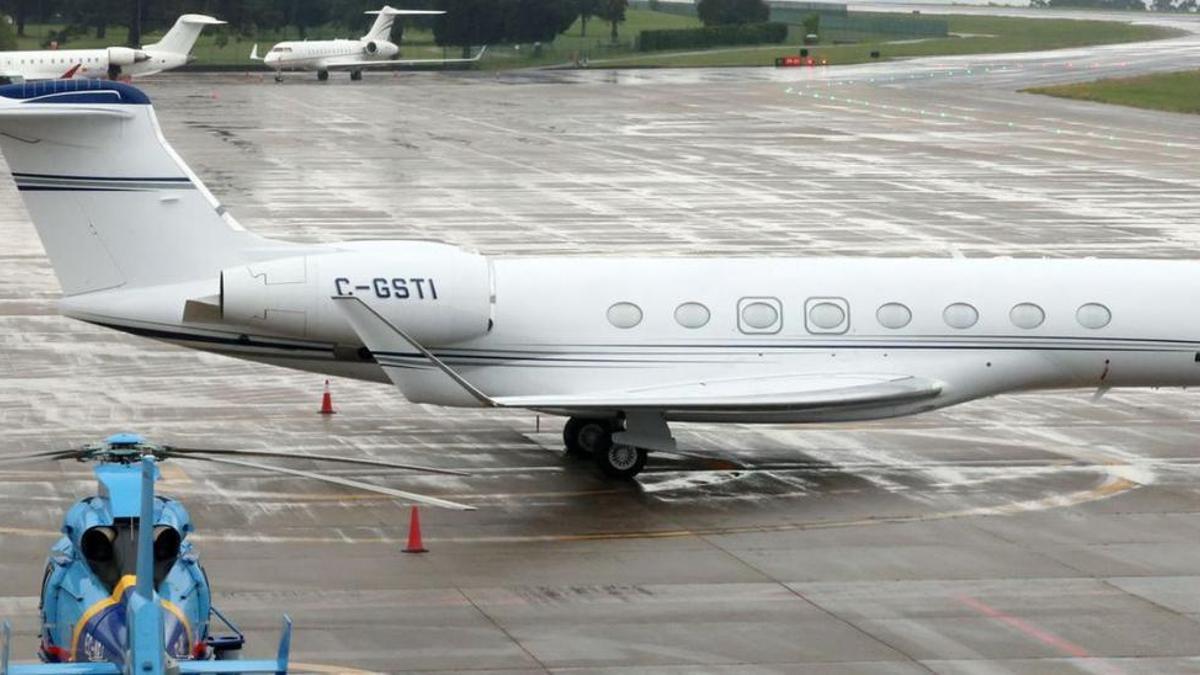 El avión modelo Gulfstream G650ER, en el que viaja Glenn Cooke, ayer en Peinador.