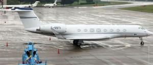 El avión modelo Gulfstream G650ER, en el que viaja Glenn Cooke, ayer en Peinador.