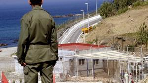 Un soldado marroquí vigila la frontera de España con Marruecos 