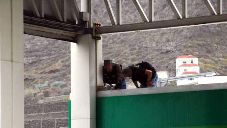 La Policía Judicial, junto a las cámaras de seguridad de una gasolinera. i  LP