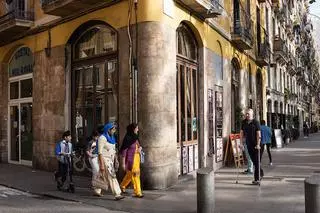 El Ayuntamiento de Barcelona compra un edificio en el Raval para alquiler social