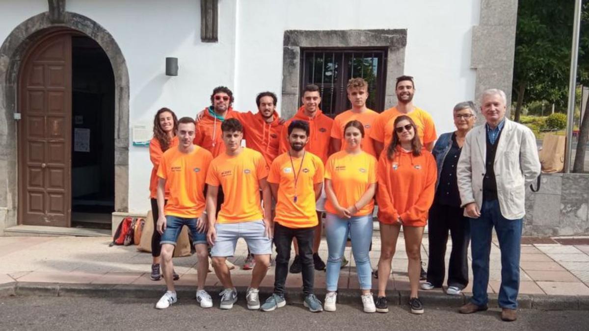 Los socorristas de Los Quebrantos, ayer, junto a representantes municipales y de la Facc. 