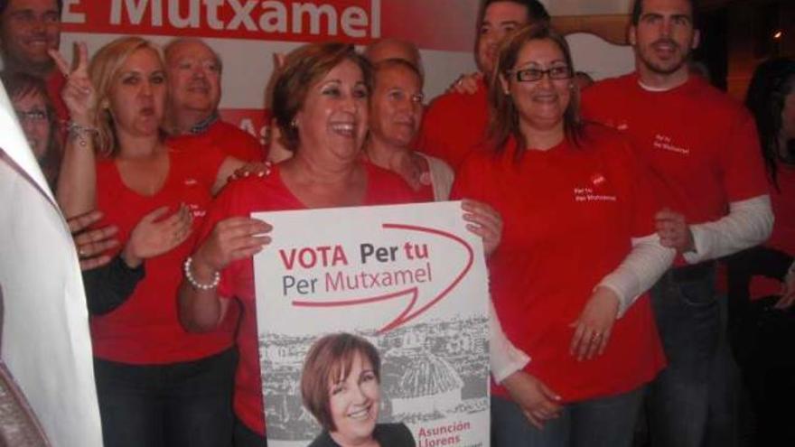 La alcaldesa de Mutxamel, Asunción Llorens, en la pegada de carteles.