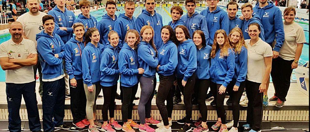 Los equipos masculino, que ha quedado desmantelado, y femenino del CN Palma en la última edición de la Copa de Clubes de natación.