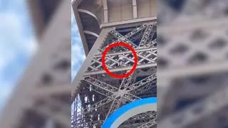 Detenido un hombre que escalaba la Torre Eiffel, cerrada temporalmente por precaución