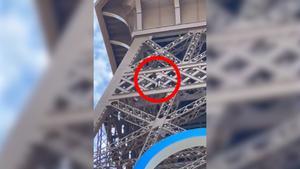 Evacúan la Torre Eiffel debido al avistamiento de un hombre escalando el monumento