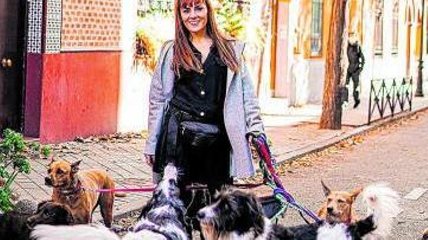 Ainhoa Azcona, paseadora y educadora canina. | | ALFONSO TEJEDOR