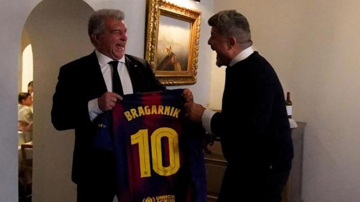 Laporta y Bragarnik, de risas, durante la comida de directivas de Elche y Barça