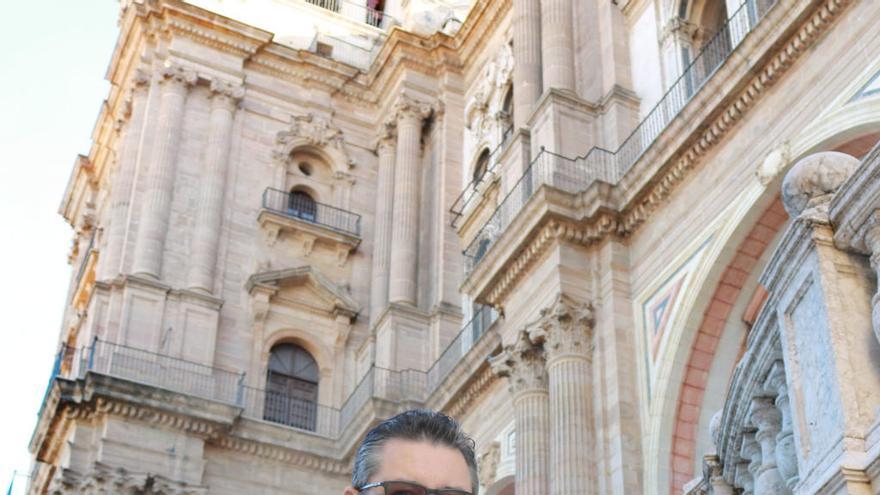 Cristóbal Romero, junto al Templo Mayor y su novela Asesinato en la Catedral (Ediciones del Genal).