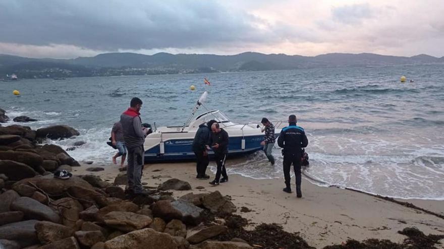 Varias embarcaciones cruzan la ría a la deriva por el temporal