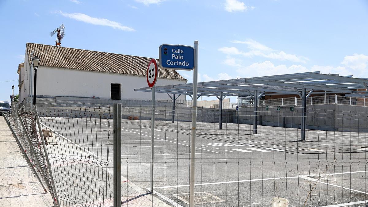 El nuevo aparcamiento se sitúa junto al emblemático edificio de El Parador, que permanece en obras.