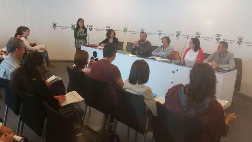 El alcalde y coordinadores del taller de empleo, ayer, con el alumnado.