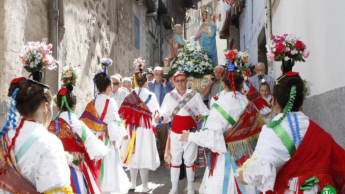 El momento más solemne se vive en el ofertorio y procesión de la Visitación de la Virgen a su prima santa Isabel.