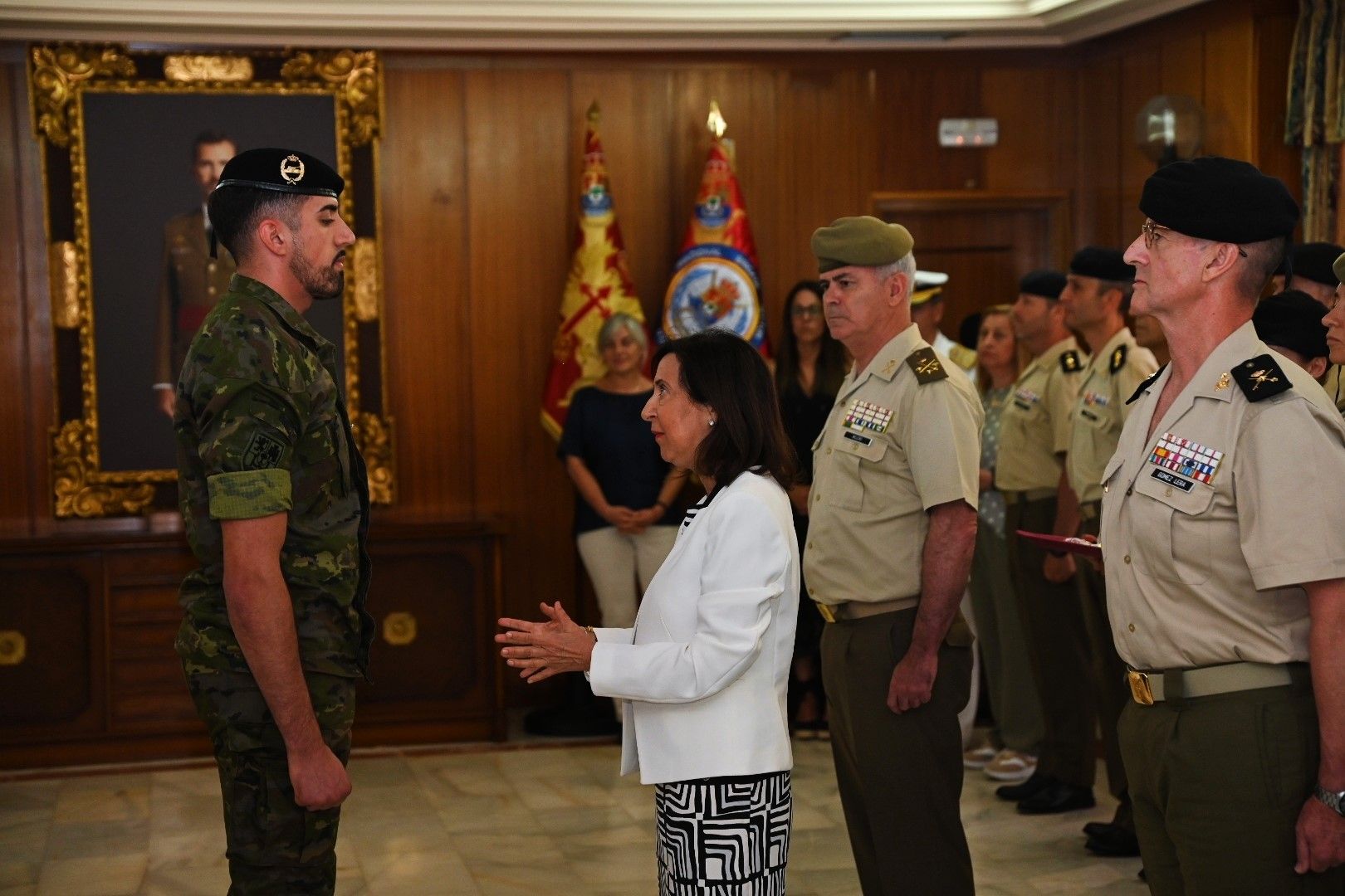 EN IMÁGENES | La ministra Margarita Robles asiste a la condecoración de 17 militares extremeños