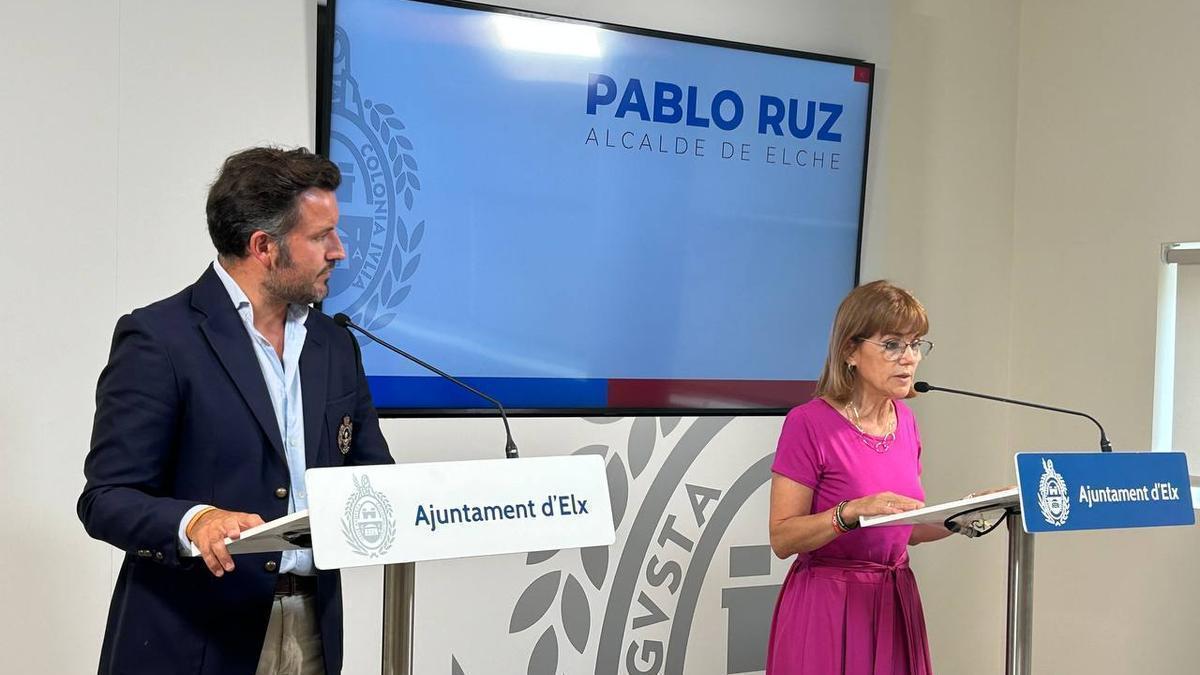 El alcalde de Elche, Pablo Ruz y la portavoz de Vox, Aurora Rodil