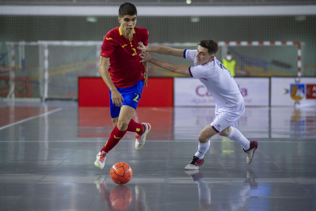 El jugador de la Selección Española de Futbol Sala, Antonio Pérez, se lleva el balón ante el jugador de Moldavia durante el primer partido de la fase de clasificación para el Mundial 2024.