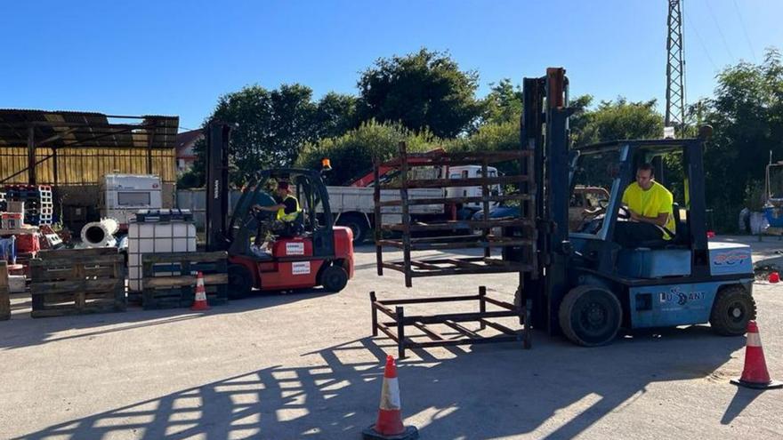 Prácticas del curso de carretillero y maquinaria en Redondela. // FdV