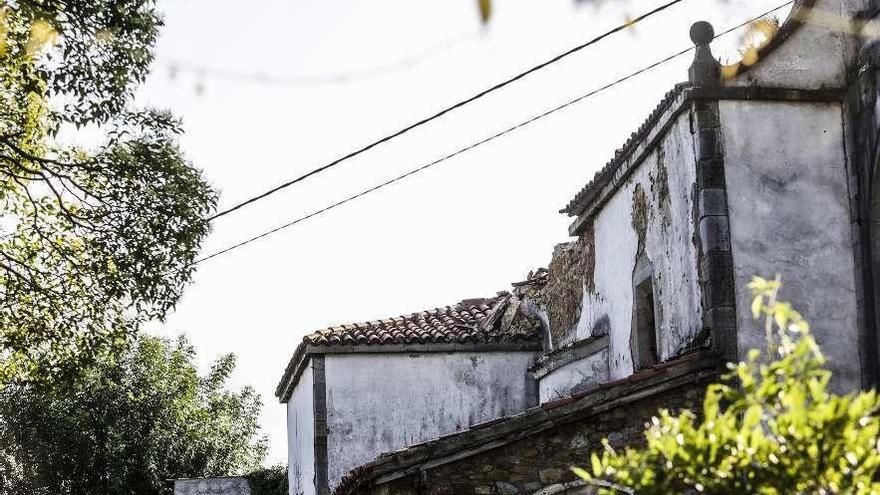 Parte de la techumbre derrumbada, en el centro de la fotografía.