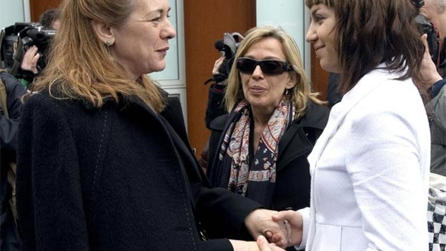 Pilar Manjón saluda en San Sebastián a Sandra Carrasco, hija del ex edil socialista de Arrasate asesinado por ETA.