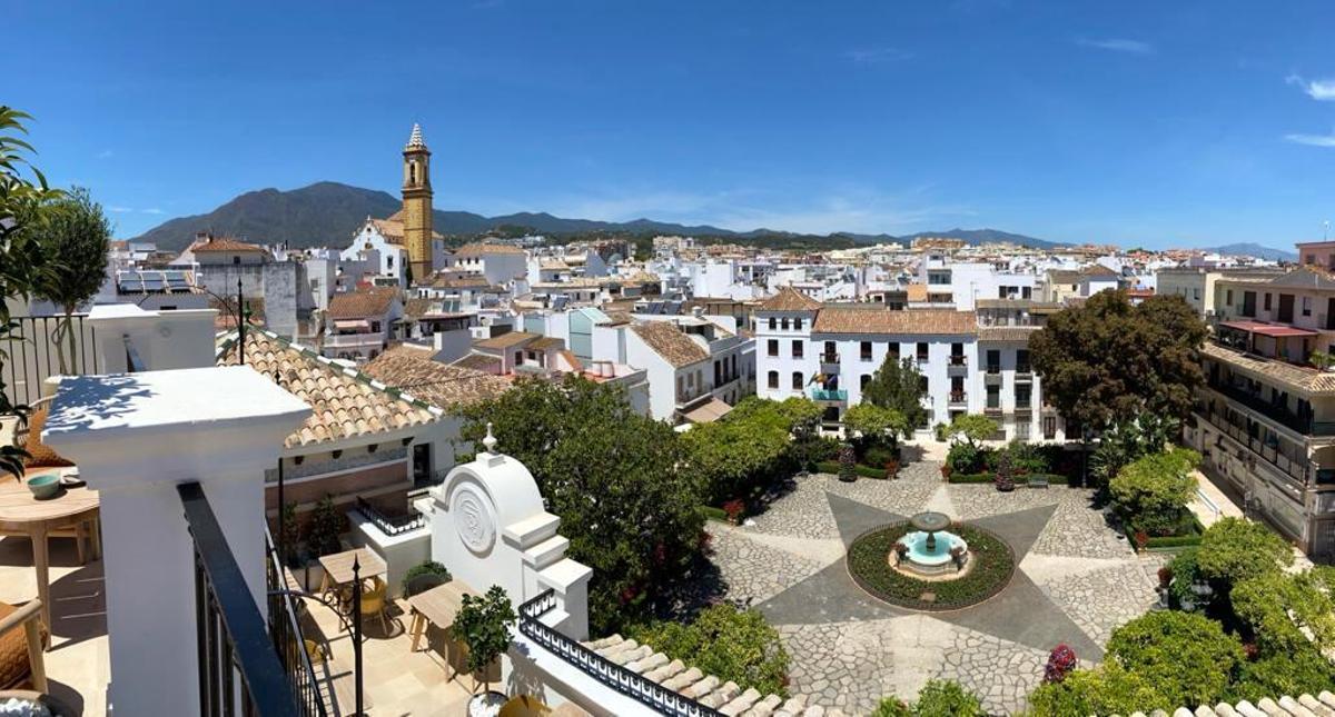 Vista de Estepona desde la terraza del hotel El Pilar de Andalucía.