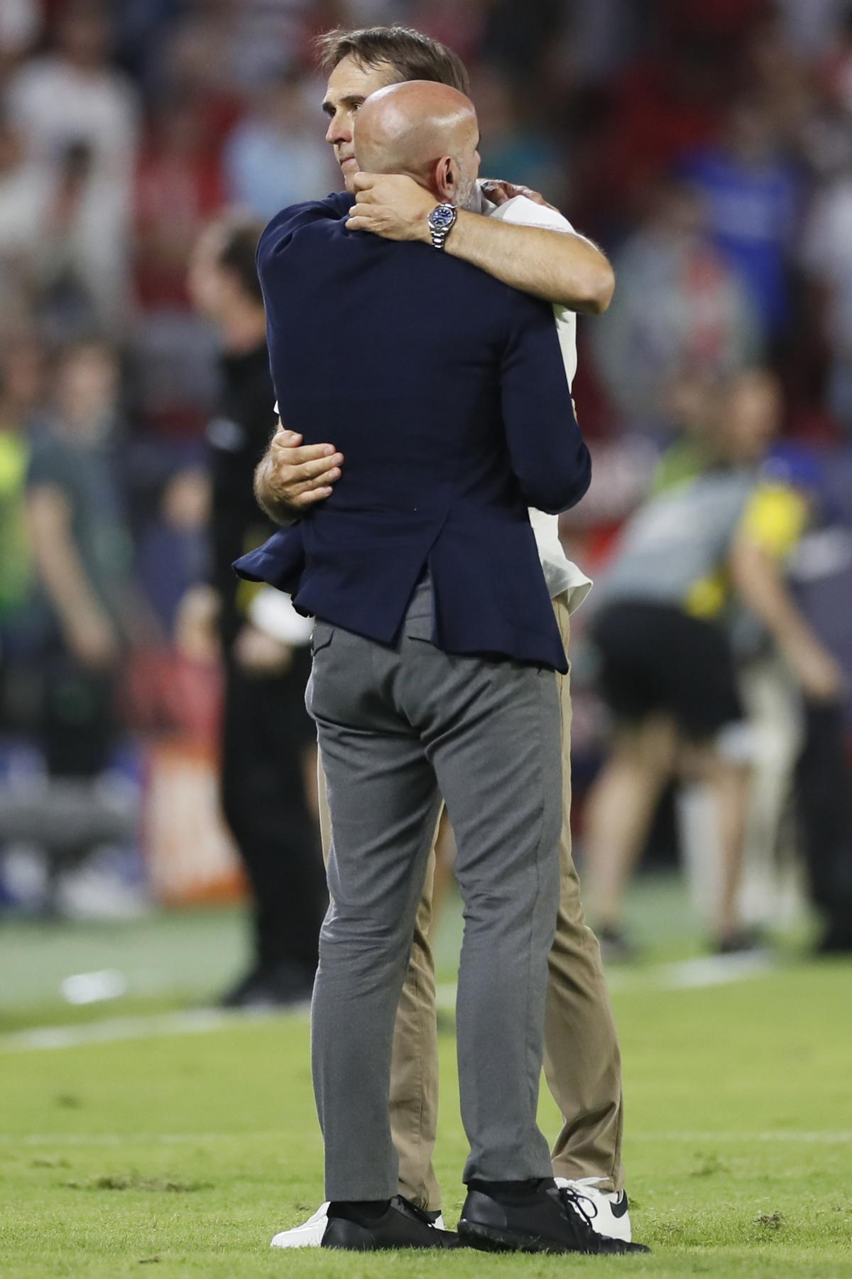 SEVILLA, 05/10/2022.- El entrenador del Sevilla Julen Lopetegui (i) abraza a Monchi, director deportivo del equipo hispalense, tras el partido de Liga de Campeones que Sevilla FC y Borussia Dortmund disputaron este miércoles en el estadio Sánchez-Pizjuan, en Sevilla. EFE/ José Manuel Vidal