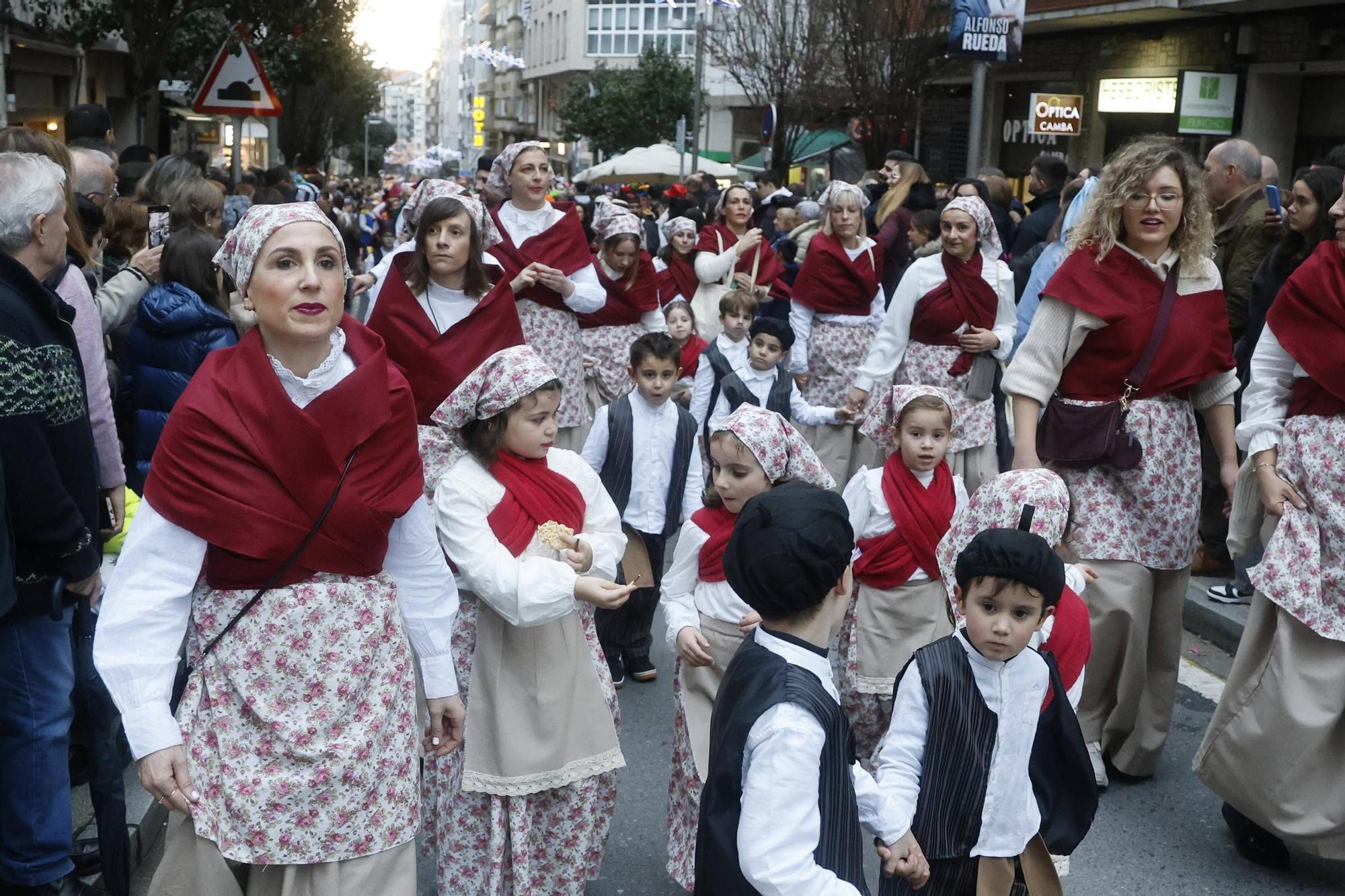 Santiago disfruta del tradicional desfile de Martes de Entroido