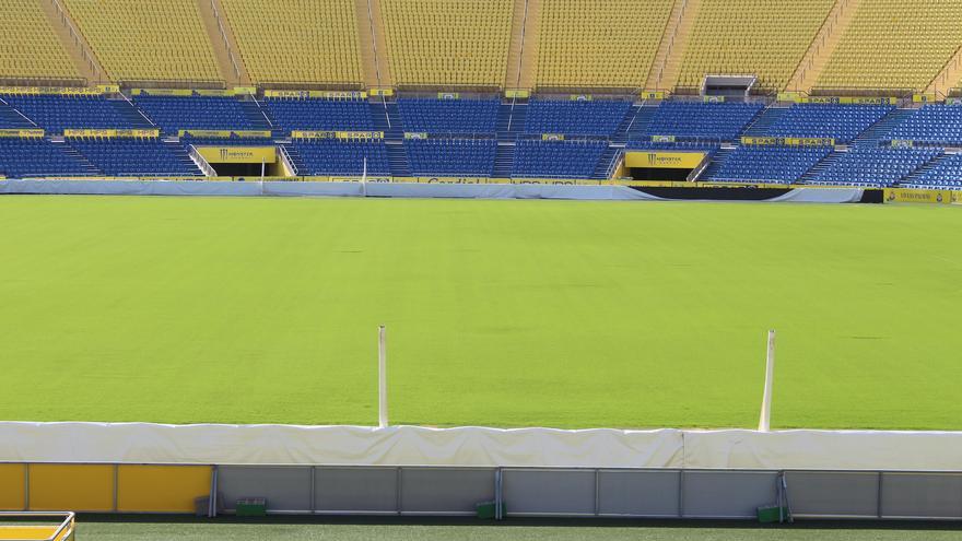 El Estadio de Gran Canaria renueva su césped para la segunda parte de la temporada