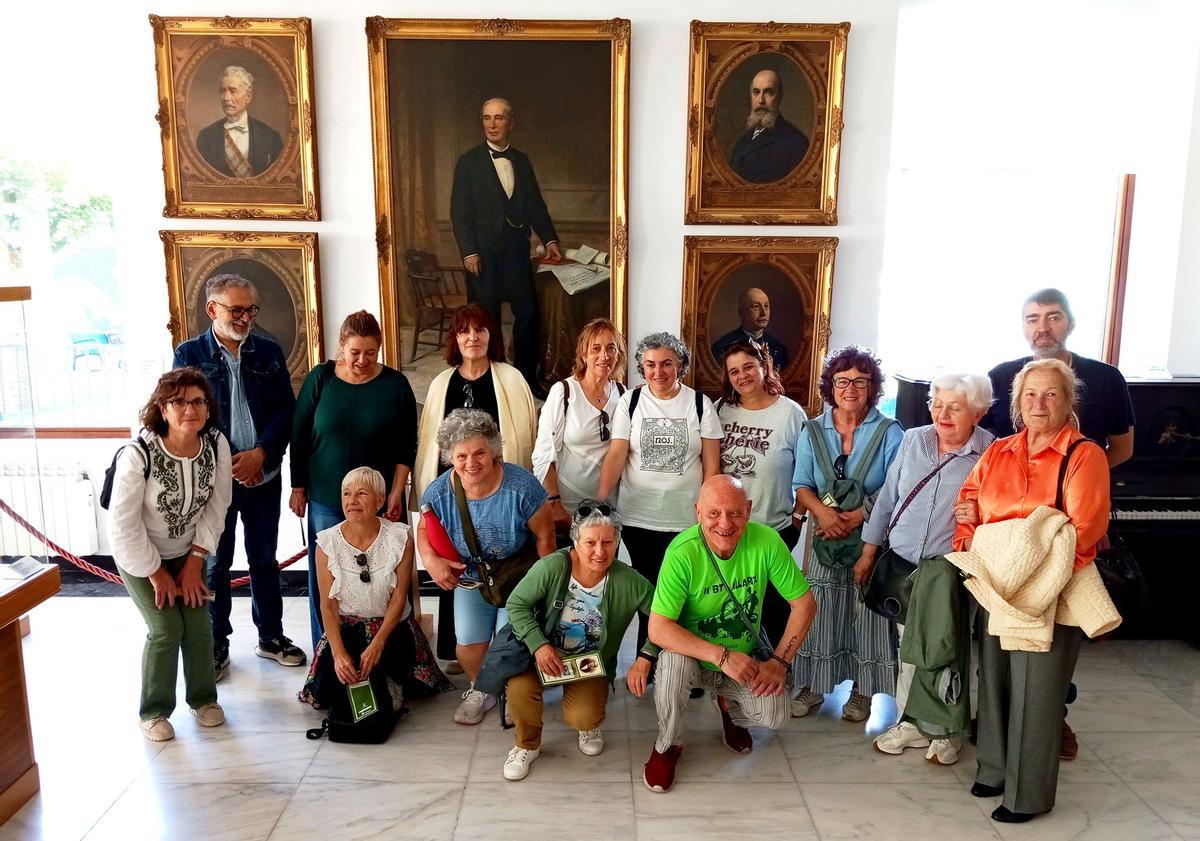 Membros da Agrupación Teatral Silvardeiras de Allariz no museo ceense.