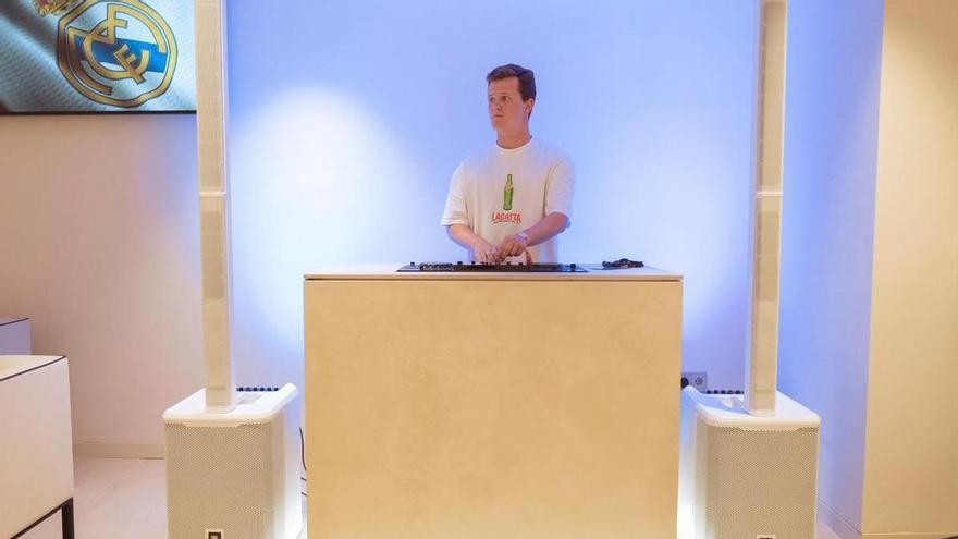 La historia de "Carlins", el DJ ovetense del Bernabéu: "El sábado por la noche pincho en grandes discotecas, pero el domingo voy a misa"