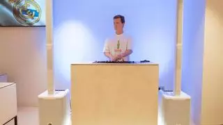 La historia de "Carlins", el DJ ovetense del Bernabéu: "El sábado por la noche pincho en grandes discotecas, pero el domingo voy a misa"