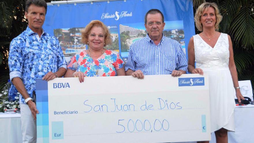 Representantes de la Obra Social San Juan de Dios reciben un cheque de 5.000 euros.