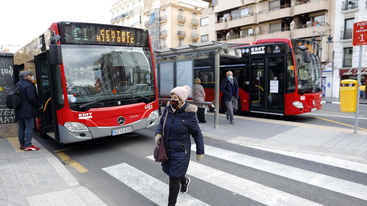 Usuarios de la EMT en la parada de la calle Xàtiva.