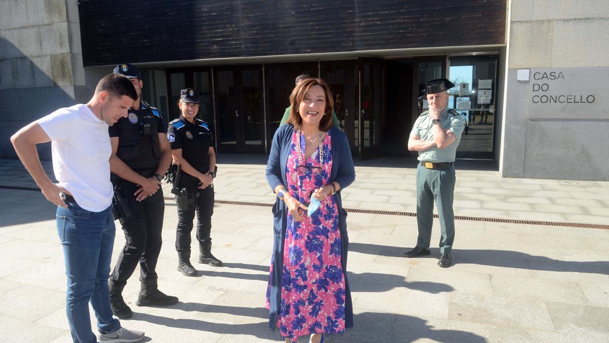 Momento de la llegada de la subdelegada del Gobierno para la reunión en A Illa.