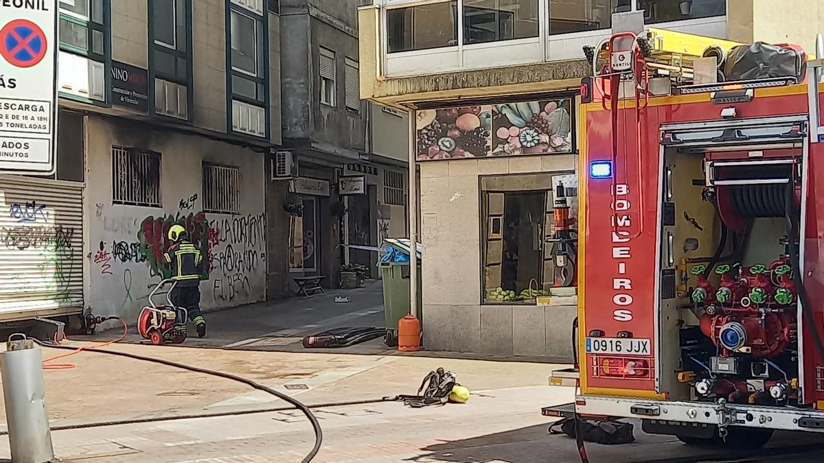 El local casi hace esquina con la calle Paseo de Colón.