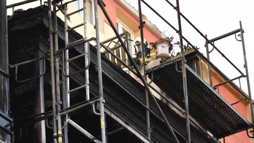 Un incendio destroza un edificio ocupado en Barrera y daña otro