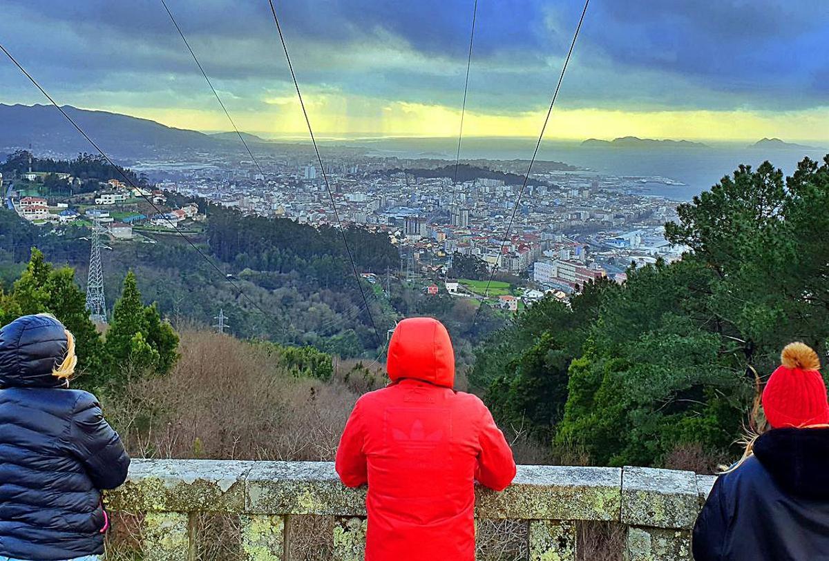 Parque forestal de Beade. Los amantes de la fotografía no deberían perderse la puesta de sol sobre la Ría desde el Parque forestal de Beade. Situado al lado del campus universitario. Este mirador ofrece una completa vista del territorio vigués con las Cíes, como casi siempre, al fondo. El Vigo más rural, el más urbano, la industria, la entrada de la ría, o parte de la península del Morrazo se reúnen en una de las mejores vistas sobre el territorio vigués. Con una superficie de 9,3 hectáreas se trata seguramente del parque forestal que más servicios ofrece: una completa área recreativa con cafetería-restaurante, zona de juegos infantiles, área con mesas y parrillas.