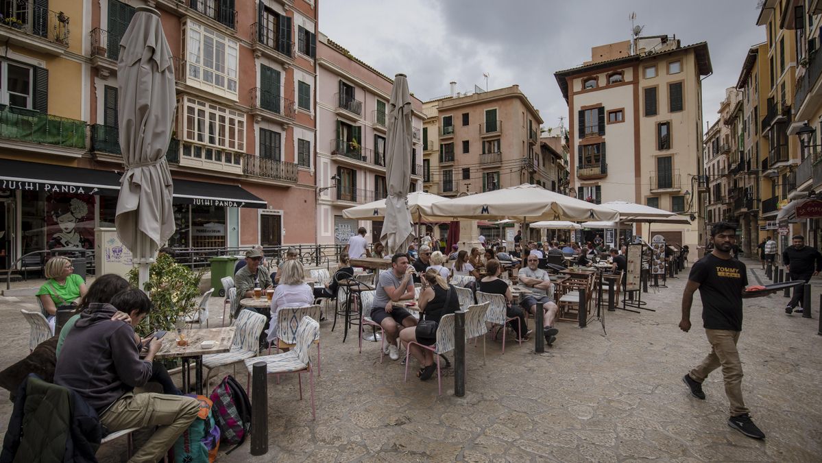 La plaza d'en Coll con su imagen habitual llena de terrazas