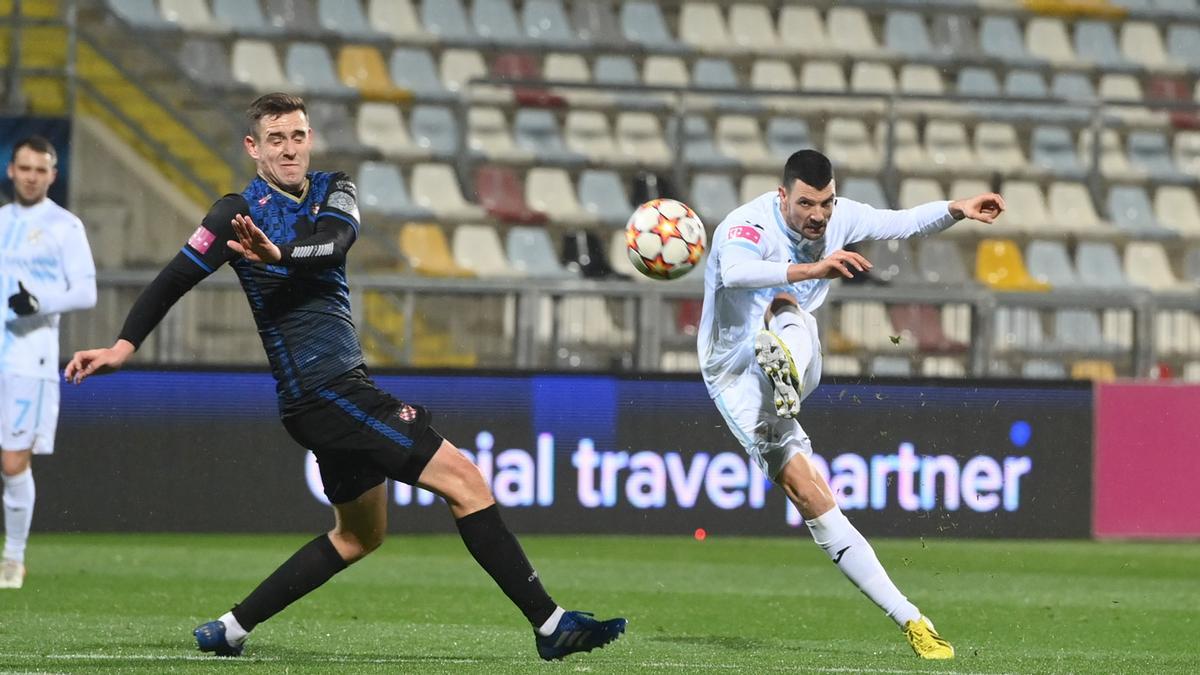 Vuckic remata a puerta en un partido con el Rijeka.