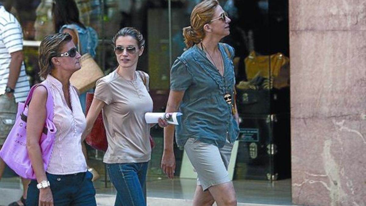 Letizia y Cristina, junto a María Zurita, prima de la infanta (izquierda), caminan, ayer, por el paseo del Born, en el centro de Palma.