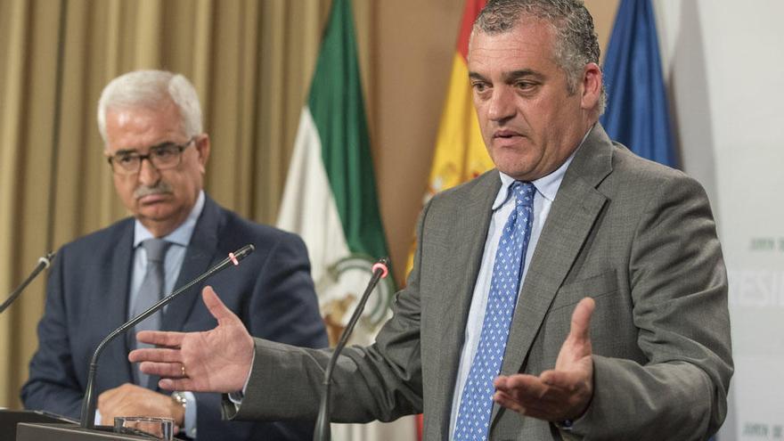 El consejero de Empleo, Javier Carnero (d), junto al vicepresidente del Ejecutivo andaluz, Manuel Jiménez Barrios (i), durante la rueda de prensa tras la reunión del Consejo de Gobierno.