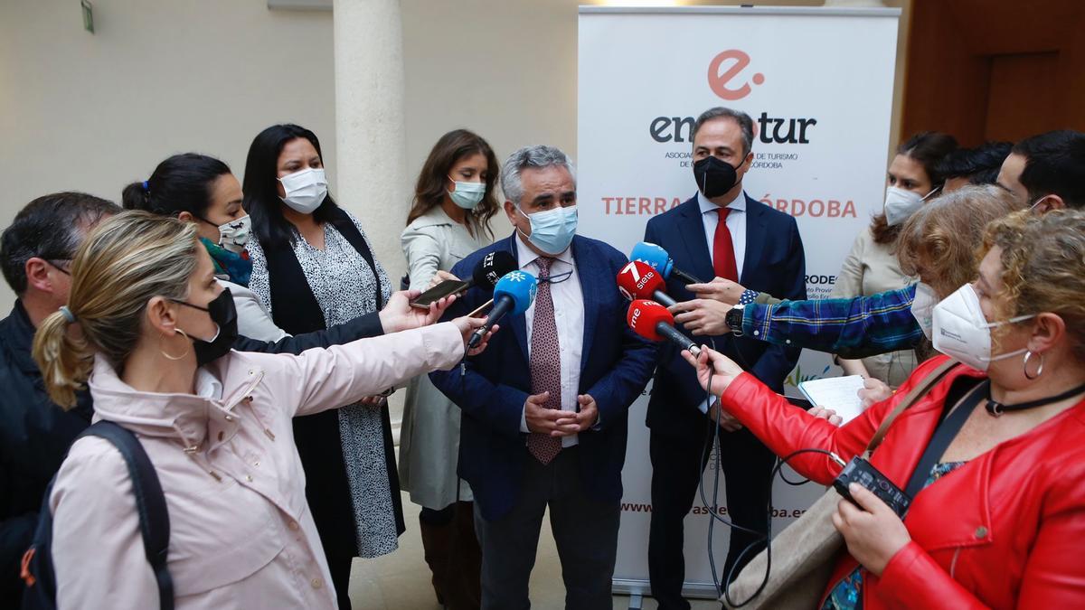 El presidente de Emcotur, Antonio Ramos, junto a Ángel Pimentel y a Dolores Amo, en la presentación de &#039;Tierras de Córdoba&#039;.