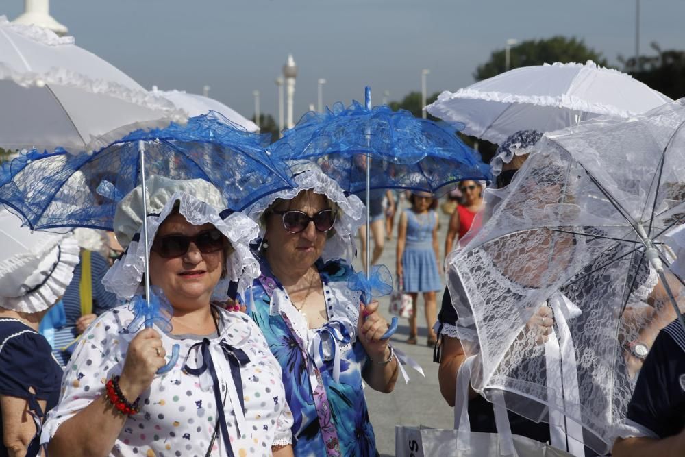 Mujeres de La Corredoria (Oviedo) que acuden a bañarse a la playa de San Lorenzo