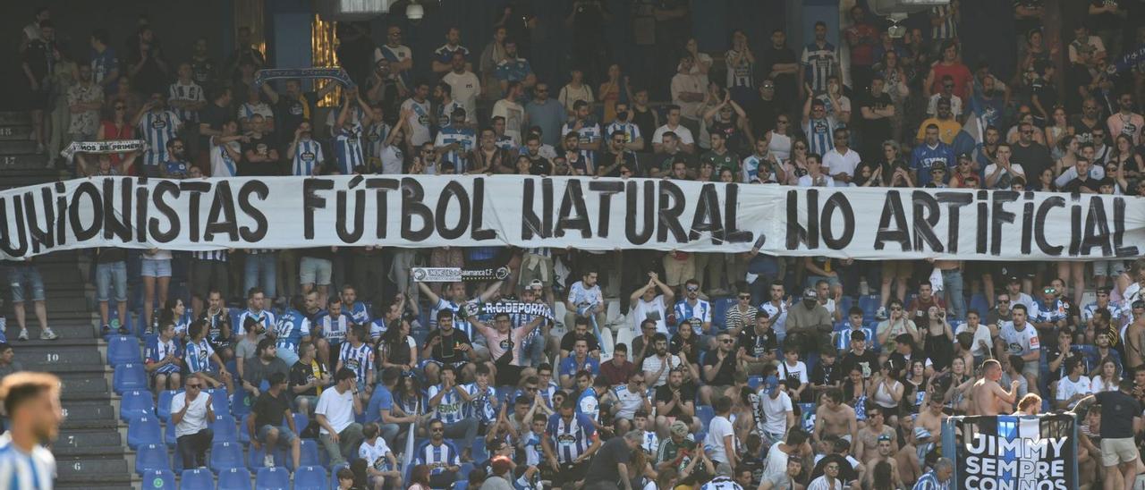 Pancarta a favor de Unionistas de Salamanca, equipo de fútbol popular, la pasada temporada en Riazor. |  // ARCAY / ROLLER AGENCIA